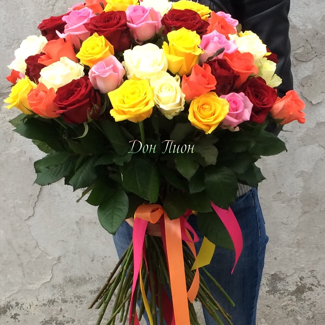 Букет розноцветных роз