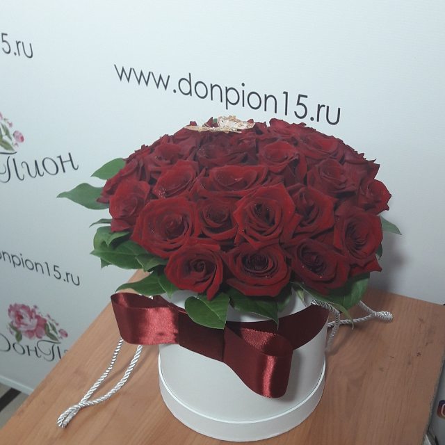 Белая коробка с красными розами