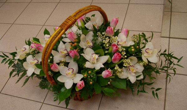 Корзина с белыми орхидеями и тюльпанами