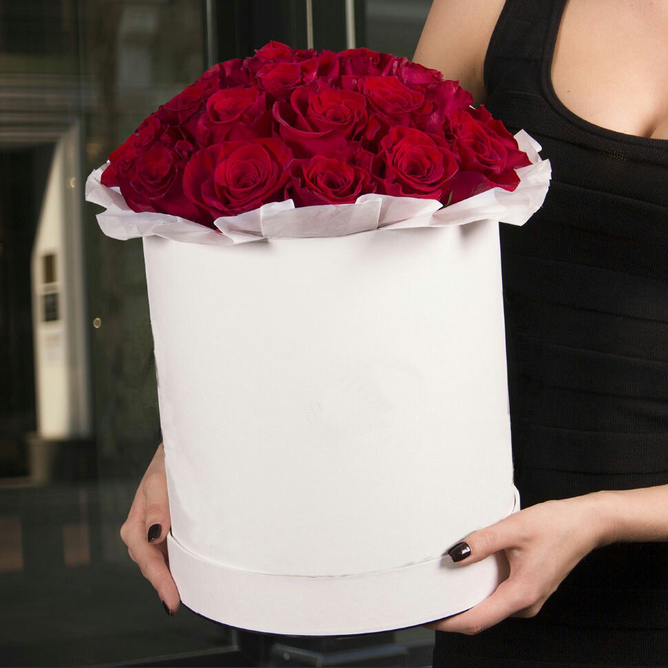 Коробка с красными розами 
